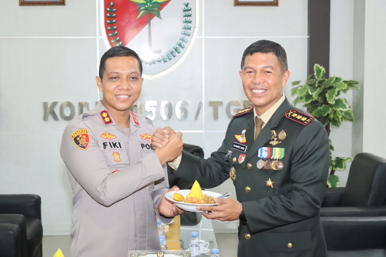 Momen Hangat HUT TNI ke-81, Polres Metro Tangerang Kota Bawa Tumpeng dan Kue ke Kodim 0506