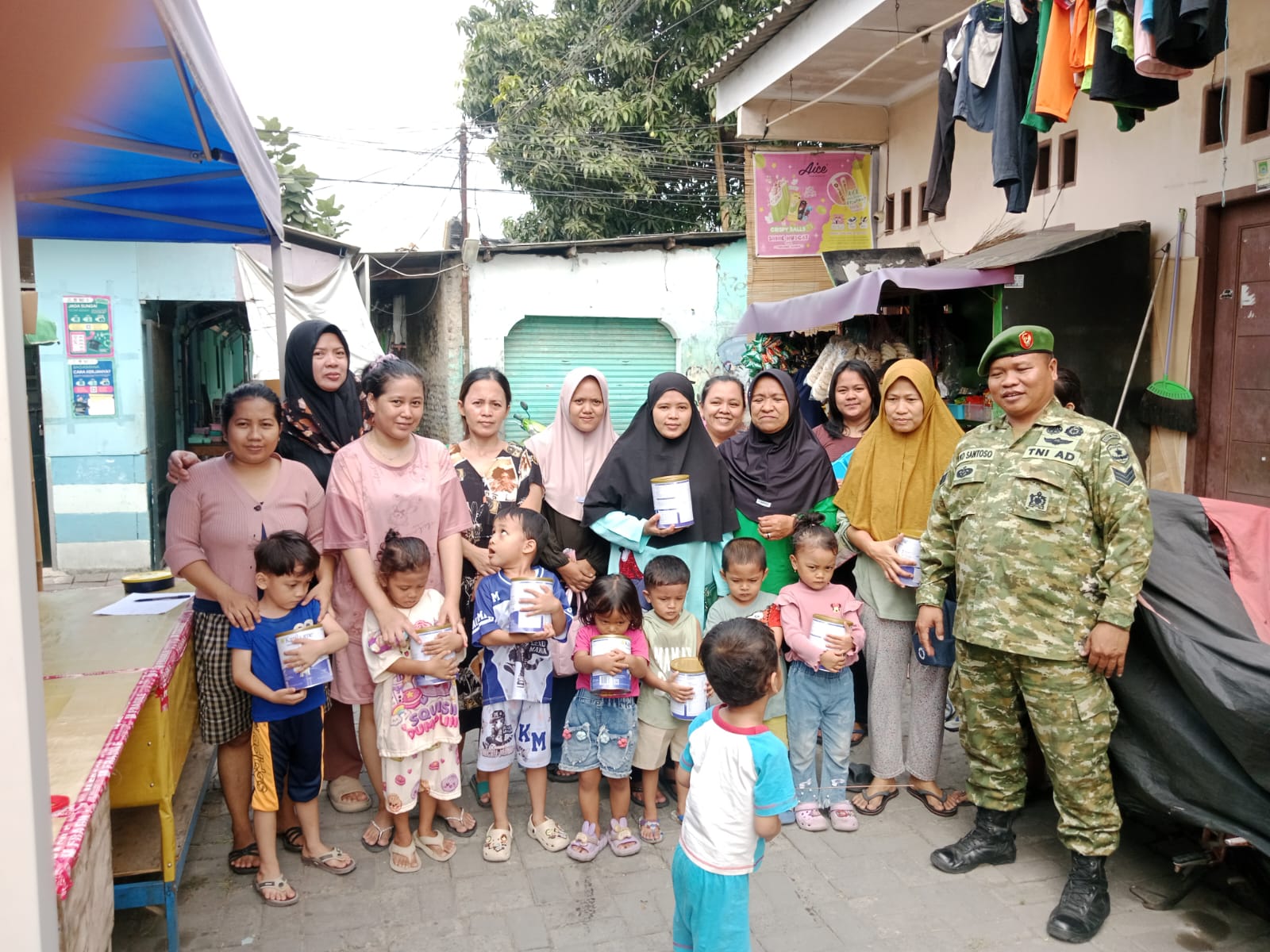 Bantu Percepatan Penurunan Stunting Babinsa Koramil 02/Batuceper Bagikan Susu Balita